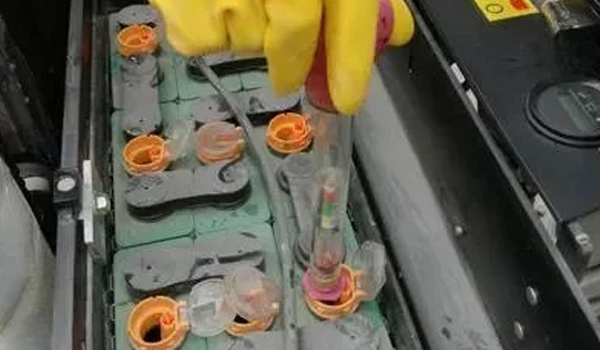 90%的人竟然不知路，叉车蓄电池要加水？